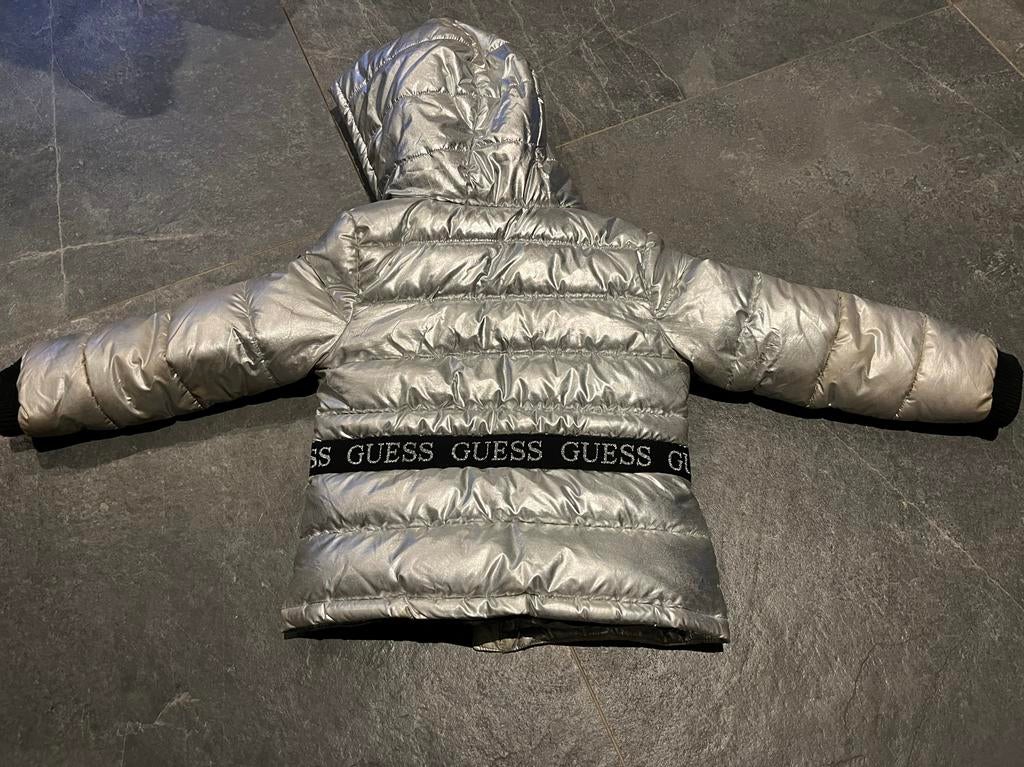 Zilveren Guess Jas - Zo goed als nieuw!, Kinderen en Baby's, Ophalen of Verzenden, Zo goed als nieuw, Jongen of Meisje