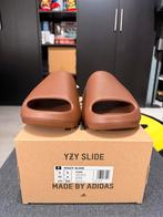 Adidas Yeezy Slide Flax - Maat 43 - Nieuw!, Kleding | Heren, Schoenen, Ophalen of Verzenden, Nieuw, Bruin, Slippers