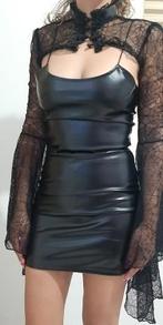 Lederlook jurkje met spiderweb stola, Kleding | Dames, Gelegenheidskleding, Maat 38/40 (M), Verzenden, Zwart, Nieuw