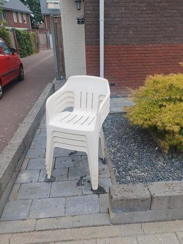 4 x tuinstoel. Stapelbaar. Gratis beschikbaar voor biedingen