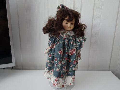 Mooie vintage Pop met porseleinen hoofd en handen., Verzamelen, Poppen, Zo goed als nieuw, Pop, Ophalen of Verzenden