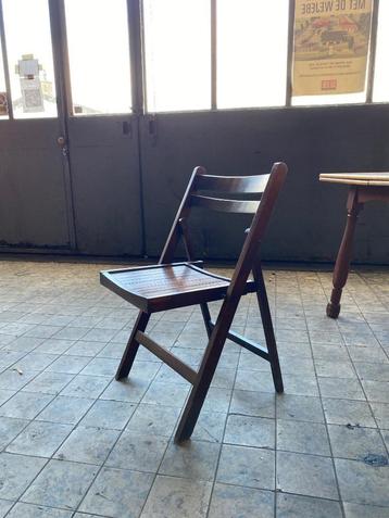 Houten klapstoelen beschikbaar voor biedingen