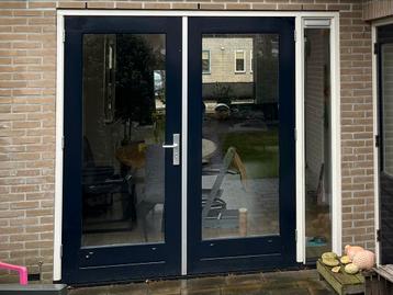 Kozijn met tuindeuren en HR++ glas en duco rooster beschikbaar voor biedingen