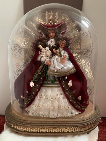 Maria met kindje Jesus beiden van was in glazen stolp  beschikbaar voor biedingen