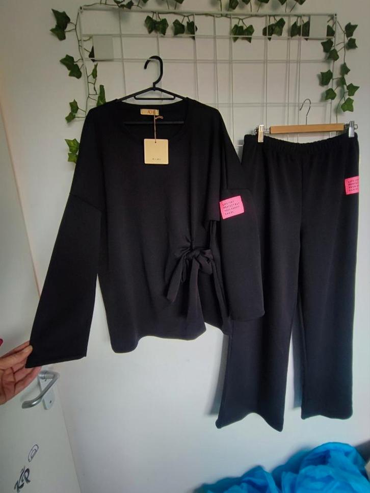 Super gaaf nieuw dames pak maat 44/46, Kleding | Dames, Dames-kledingpakketten, Nieuw, Maat 42/44 (L), Ophalen of Verzenden