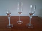 Drie glazen met bewerkte steel, Antiek en Kunst, Ophalen of Verzenden