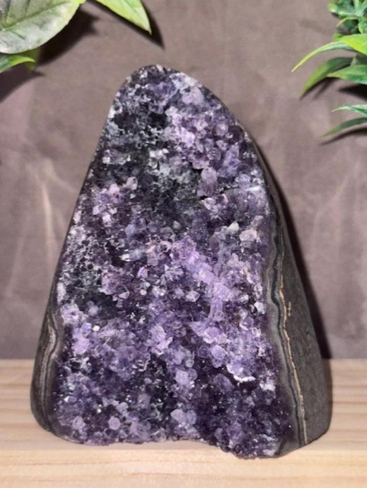 Amethistje op standvlak - 429 gram, Verzamelen, Mineralen en Fossielen, Mineraal, Ophalen of Verzenden