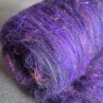 Gekaarde batt – Paars met sari zijde – Spinnen  & Vilten, Hobby en Vrije tijd, Spinnewielen en Spinnen, Ophalen of Verzenden, Nieuw