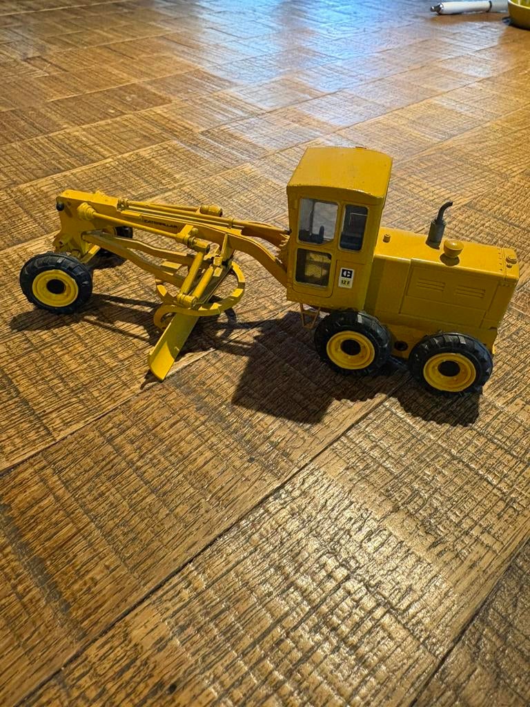Vintage Gescha Modell 3061 Druckguss Raupe CAT 12F Grader, Hobby en Vrije tijd, Verzenden, Zo goed als nieuw, Tractor of Landbouw