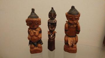 Afrikaanse kunst, 3 houten beeldjes van een gezin. beschikbaar voor biedingen