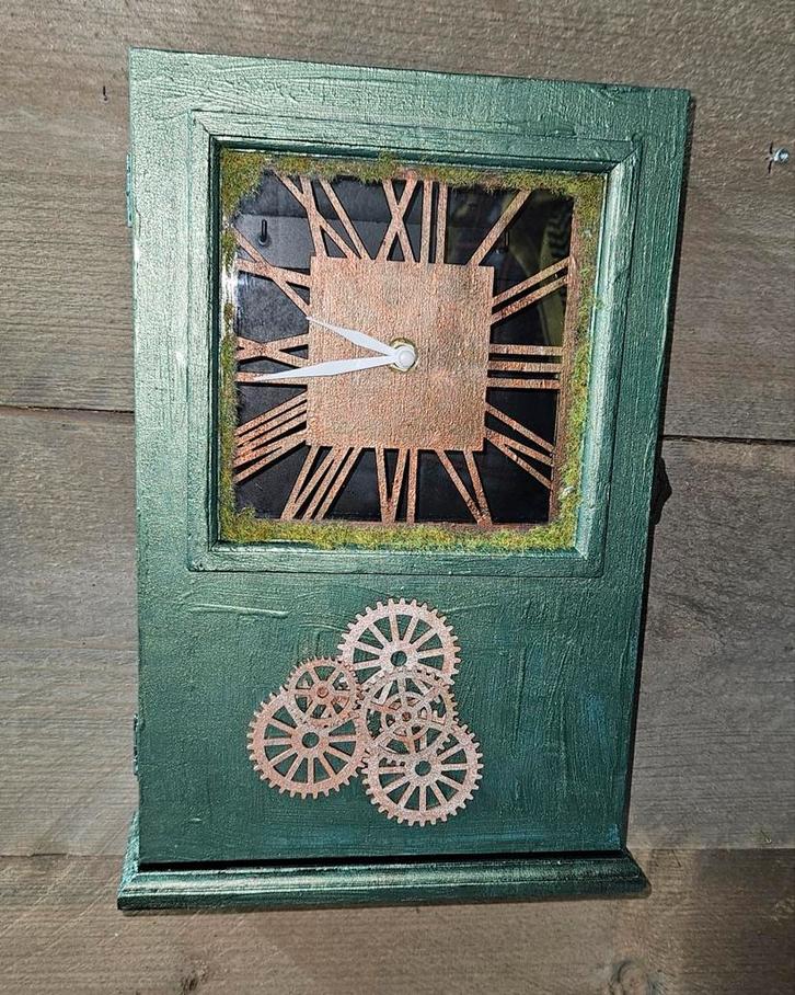 Unieke Wandklok/ sleutelkastje - Steampunk Stijl, Huis en Inrichting, Woonaccessoires | Klokken, Zo goed als nieuw, Wandklok, Analoog