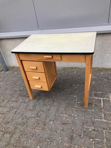 Bureau jaren 50 oud schoolbureau beschikbaar voor biedingen
