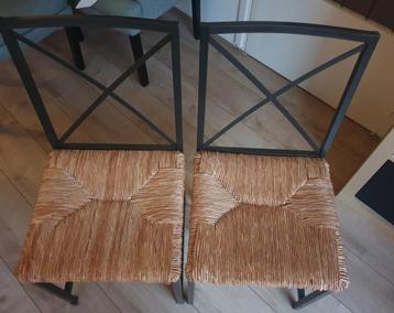Set van twee rieten eetkamer stoelen