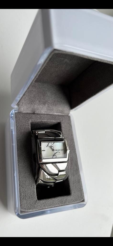 Horloge DKNY zilver, Sieraden, Tassen en Uiterlijk, Horloges | Dames, Zo goed als nieuw, Polshorloge, DKNY, Zilver, Ophalen of Verzenden