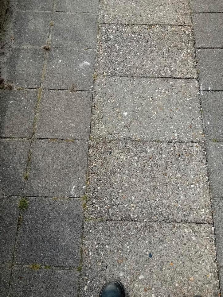 GRATIS  70 grindtegels 40x60 & 225 Gewone Tegels 30x30, Tuin en Terras, Tegels en Klinkers, Gebruikt, Terrastegels, Beton, Minder dan 5 m²