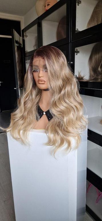 Luxe Lace Pruik: Bruine uitgroei / Blond / Licht , Krul beschikbaar voor biedingen