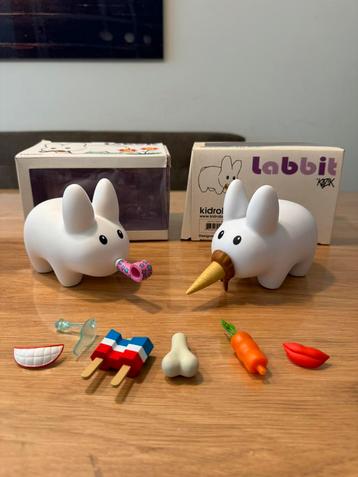 2 x Kidrobot Labbit Kozik make face for happy mouth figuren beschikbaar voor biedingen