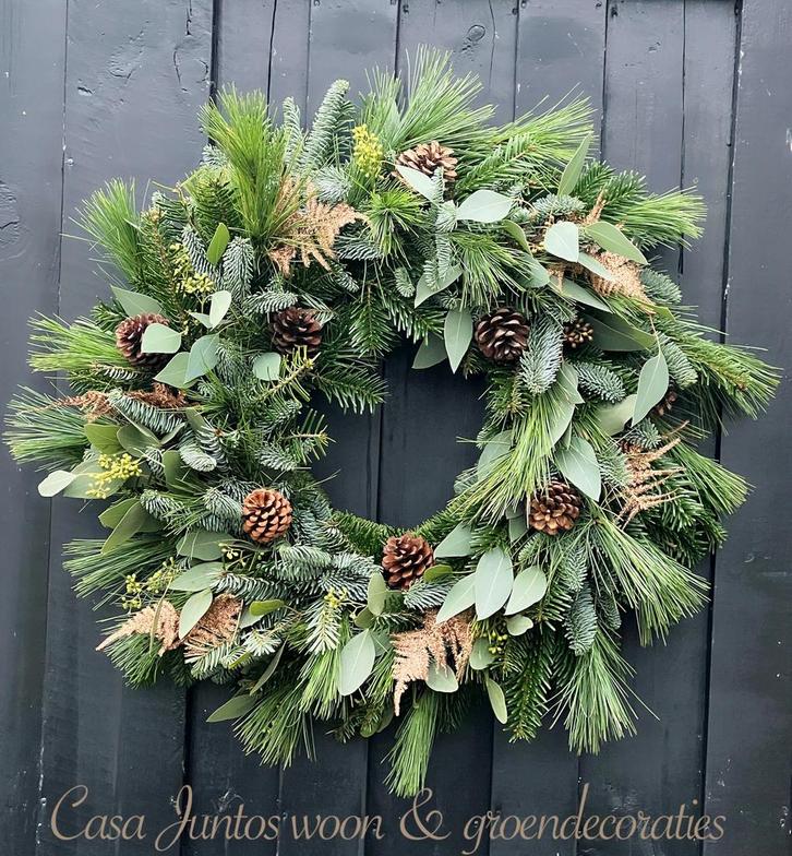 Landelijke kerstkrans met nobilis en dennenappels, Huis en Inrichting, Woonaccessoires | Kransen, Nieuw, Ophalen