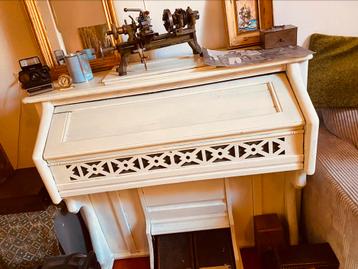 Orgel, cq harmonium met 12 registers beschikbaar voor biedingen