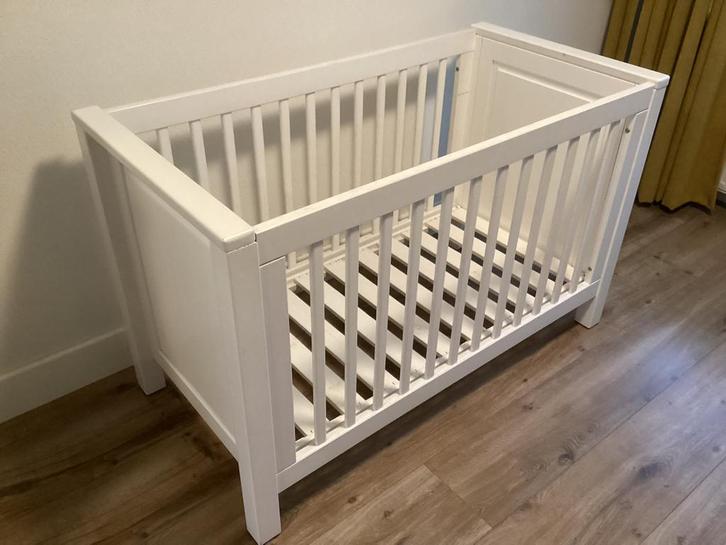 Babybedje met bijpassende Commode - kleur wit, Kinderen en Baby's, Babywiegjes en Ledikanten, Gebruikt, Ledikant, Ophalen