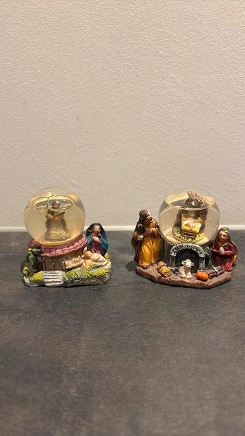 Sneeuwbol met kerststalscene beschikbaar voor biedingen