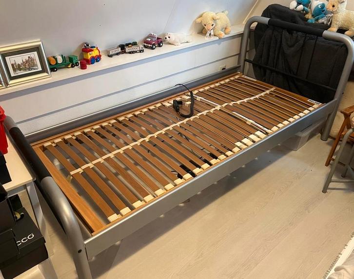 1-persoons bed met elektrisch verstelbare lattenbodem, Huis en Inrichting, Slaapkamer | Bedden, Gebruikt, Eenpersoons, 90 cm, Metaal