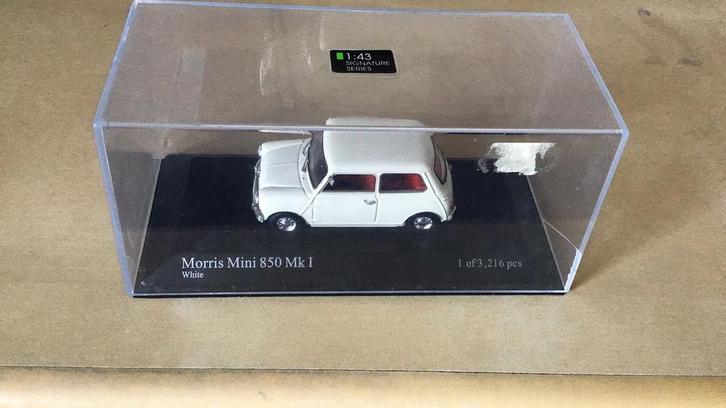 MINICHAMPS MORRIS MINI 850 MK 1 PLATEAU + VITRINE MOOIMAN!, Hobby en Vrije tijd, Modelauto's | 1:43, Zo goed als nieuw, Auto, MiniChamps
