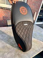 TE RUIL❗️Vespa Sprint zadel AMG x HELLA CASH❗️(NIEUW), Ophalen of Verzenden, Nieuw, Zadel, Vespa