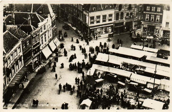 Middelburg, Panorama Markt - volk kramen - 1946 gelopen, Verzamelen, Ansichtkaarten | Nederland, Gelopen, Zeeland, Voor 1920, Ophalen of Verzenden