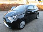 Toyota Aygo 1.0 VVT-i x-play airco camera cv 1eig APK 2-2028, Auto's, Toyota, Voorwielaandrijving, Gebruikt, Euro 6, 4 stoelen