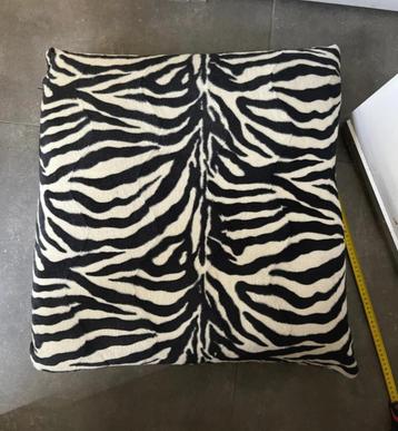 Woonkussen 65/65 cm stevig 2 hoezen beschikbaar voor biedingen