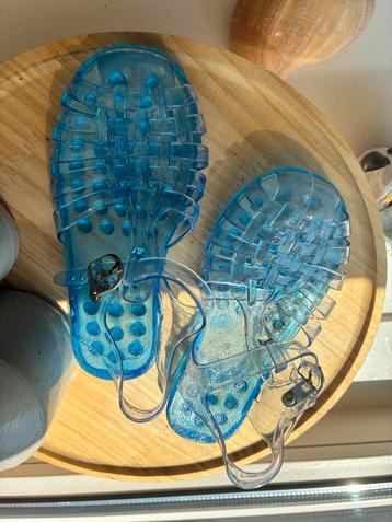 Zwemschoenen maat 31 blauw zinken goed. Bad strand slippers  beschikbaar voor biedingen