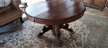 Antieke Ronde Tafel met Houtsnijwerk beschikbaar voor biedingen