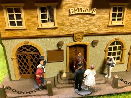 Faller 131540 rathaus met bruiloft H0, Hobby en Vrije tijd, Modeltreinen | H0, Gebruikt, Brug, Tunnel of Gebouw, Gelijkstroom of Wisselstroom