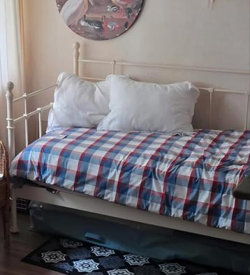 Bed frame, matras en bodum beschikbaar voor biedingen