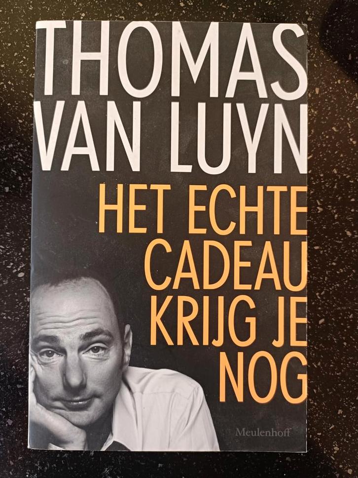 Thomas van Luyn - Het echte cadeau krijg je nog, Boeken, Essays, Columns en Interviews, Zo goed als nieuw, Ophalen of Verzenden