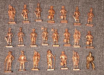 1/2 22 vintage bronskleurige metalen figuurtjes soldaatjes beschikbaar voor biedingen