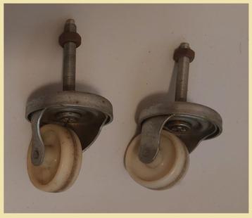 2 stuks gebruikte nylon zwenkwielen Ø63 mm. € 3,00 p/stuk beschikbaar voor biedingen
