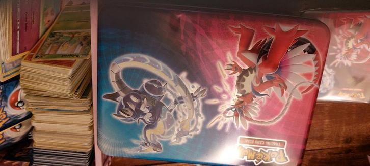 Pokemon verzameling 300 + kaarten en blik + map, Hobby en Vrije tijd, Verzamelkaartspellen | Pokémon, Meerdere kaarten, Ophalen of Verzenden