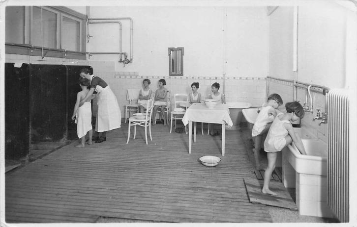 U976 Egmond aan Zee Koloniehuis Badkamer met Kinderen -, Verzamelen, Ansichtkaarten | Nederland, Gelopen, Noord-Holland, Ophalen of Verzenden