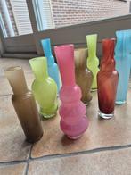 8 DutZ vazen in diverse kleuren, mondgeblazen glas., Overige kleuren, Ophalen of Verzenden, Minder dan 50 cm, Glas