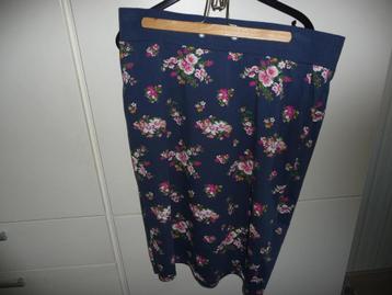 Rok in blauw met bloemetjes. Maat xl. Dit valt als maat 44.  beschikbaar voor biedingen