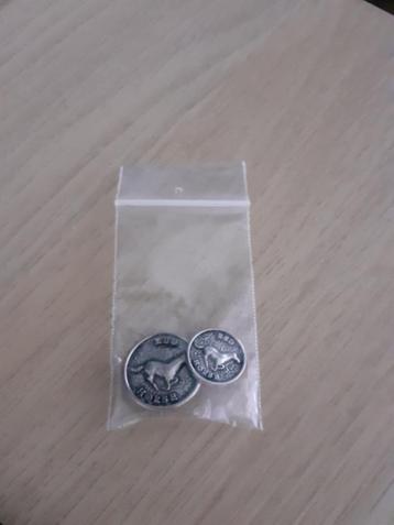2 Knoopjes Red Horse wedstrijdjasje beschikbaar voor biedingen