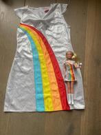 K3 regenboog jurkje + barbie 'klaasje' met dezelfde jurk, Kinderen en Baby's, Carnavalskleding en Verkleedspullen, Zo goed als nieuw
