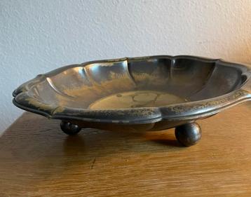 Vintage metalen fruitschaal op bolpootjes, antiek beschikbaar voor biedingen