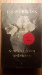 Knielen Op Een Bed Violen - Jan Siebelink, Boeken, Ophalen of Verzenden, Zo goed als nieuw, Nederland
