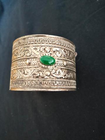 Vintage armband met groene steen

 beschikbaar voor biedingen