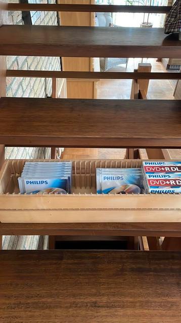 Dvd ‘s in verpakking + ikea rek. beschikbaar voor biedingen