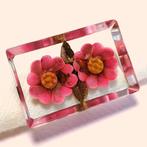 Vintage broche lucite handgesneden roze bloem jaren '30, Overige materialen, 4 tot 7 cm, Gebruikt, Verzenden