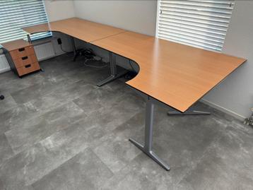 2 stuks hoekbureau Ahrend 180 x 80 cm links + rechts
